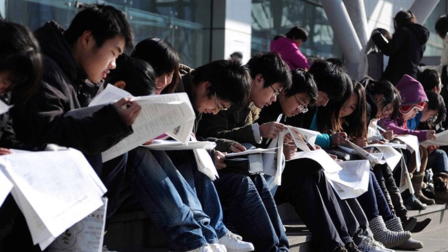ناتوانی چین برای مقابله با افزایش بیکاری جوانان در شرایطی که تعداد فارغ‌التحصیلان رو به افزایش و تعداد مشاغل رو به کاهش گذاشته‌اند، می‌تواند دومین اقتصاد بزرگ جهان را با مشکلاتی اساسی درگیر سازد.