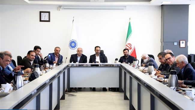 اعضای کمیسیون کشاورزی اتاق ایران در نشست با قائم‌مقام وزیر جهادکشاورزی، بر اهمیت تدوین سند راهبردی کشاورزی و ضرورت مشورت با فعالان بخش خصوصی پیش از تصمیم‌گیری، تأکید کردند.