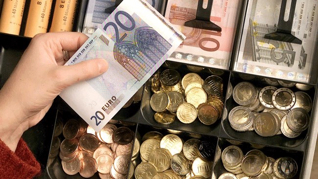 تورم منطقه یورو در ماه دسامبر به ۲٫۹ درصد افزایش یافت و و به‌این‌ترتیب ۶ ماه کاهش نرخ تورم در این منطقه وارونه شد. حال این پرسش قوت گرفته است که بانک مرکزی اروپا از چه زمانی کاهش نرخ بهره را آغاز خواهد کرد.