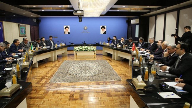 وزیر صمت، ظرفیت همکاری تجاری تهران - آنکارا را فراتر از وضعیت موجود دانست و اجرای توافق‌نامه‌های دوجانبه، احیای تجارت ترجیحی و ارتقای تعاملات را مقدمه افزایش تجارت میان ایران و ترکیه اعلام کرد.