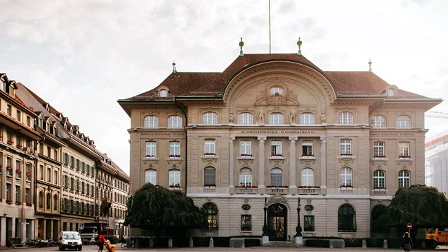بانک ملی سوئیس روز پنجشنبه با کاهش نرخ بهره، بازارها را غافلگیر کرد و به اولین بانک مرکزی بزرگ جهان تبدیل شد که از زمان شروع مبارزه با افزایش قیمت‌ها پس از همه‌گیری اقدام به کاهش نرخ بهره کرده است.