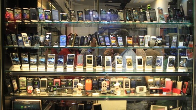 بر اساس مصوبه هیات وزیران حقوق ورودی رویه تجاری واردات گوشی‌های تلفن همراه خارجی با قیمت بالای ۶۰۰ دلار ۱۵ درصد و برای سایر رویه‌ها به مأخذ دو برابر یعنی ۳۰ درصد تعیین شده است.