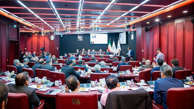 در نشست شورای گفت‌وگوی استان تهران، فعالان اقتصادی نسبت به تعیین روز پنج‌شنبه به‌عنوان روز تعطیلی پایان هفته انتقاد کردند و رئیس اتاق تهران، توجه به نظرات بخش خصوصی در این مورد را خواستار شد.