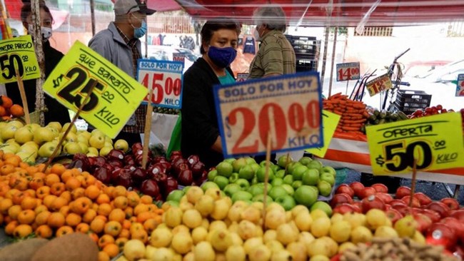اقتصاددانان آکسفورد اکونومیکس در گزارش جدید خود اعلام کرده‌اند که انتظار دارند قیمت‌های جهانی مواد غذایی در سال ۲۰۲۴ کاهش پیدا کند و تا حدودی آرامش را برای خریداران فراهم آورد.