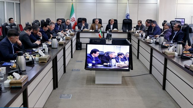 رئیس کمیسیون صادرات اتاق ایران با بیان اینکه این کمیسیون در حال پیگیری مشکلات مربوط به بازگشت ارز حاصل از صادرات فولاد و قیر است، گفت: از ابتدای سال با برخی سیاست‌های بانک مرکزی، صادرات فولاد و قیر کاهشی شده است.