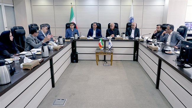 اعضای کمیته ارزی اتاق ایران در اولین نشست این کمیته، با انتقاد از ابلاغ دستورالعمل‌های متعدد و گاهی متناقض در حوزه ارز و تجارت، درخواست کردند که دولت در حال حاضر درباره این مسائل تصمیم جدیدی نگیرد.