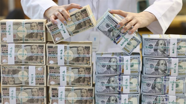 درحالی‌که ین ژاپن به روند نزولی خود ادامه می‌دهد و فعالان بازار برای مداخله دولت ژاپن برای تقویت ارز در حالت آماده‌باش هستند، ین در برابر دلار آمریکا به پایین‌ترین سطح ۳۸ سال اخیر رسید.