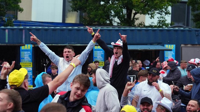 کارشناسان مدرسه بازرگانی سالفورد معتقدند صعود انگلیس به فینال جام ملت‌های فوتبال اروپا، تاثیرات اقتصادی مثبت و همچنین افزایش بهره‌وری کارکنان را به همراه داشت.