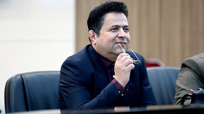 حسین پیرموذن، عضو هیات رئیسه اتاق ایران در یادداشتی بازگشت آرامش به اقتصاد، رفع موانع تولید و توقف صدور بخشنامه‌های خلق‌الساعه را به عنوان مطالبات بخش خصوصی از دولت، مطرح کرد.