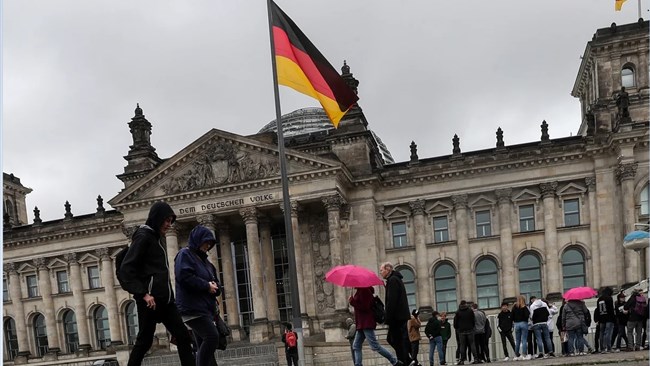 بر اساس اعلام اداره فدرال آمار آلمان، بدهی‌های داخلی دولت آلمان تا پایان سال گذشته میلادی به ۲.۴۵ تریلیون یورو رسید و رکورد جدیدی ثبت کرد.