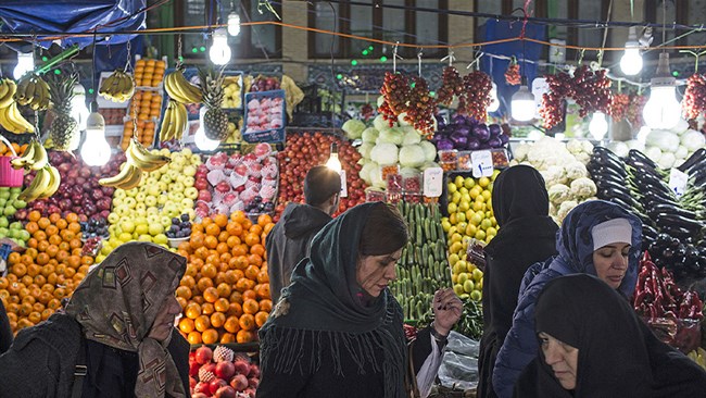 گزارش مرکز آمار ایران نشان می‌دهد قیمت سیب‌زمینی نسبت به دی‌ماه سال گذشته 103.4 درصد و نسبت به آذرماه امسال 20 درصد افزایش داشته است. اما قیمت مرغ با کاهش کاهش 5 درصدی نسبت به آذرماه مواجه شده است.