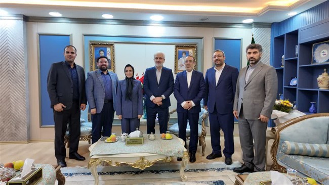 در نشستی که با حضور سرکنسول و مسئولان اقتصادی کنسولگری ایران در اربیل، نمایندگان برخی از شرکت‌های حاضر در پاویون یزد در نمایشگاه ساختمان اربیل برگزار شد، درباره چالش‌ها و فرصت‌های تجاری در اربیل گفت‌وگو شد.