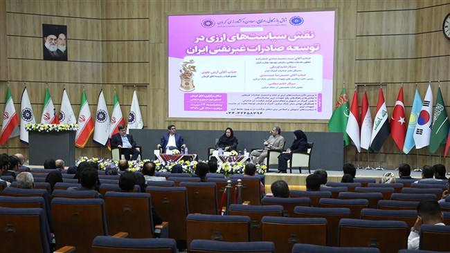 مدیرکل دفتر صادرات گمرک ایران، گفت: منکر مشکلات صادرات و واردات نیستیم و با وجود تمام تلاش‌ها، شرایط کشور ایجاب می‌کند که با توجه به تحریم‌ها و چالش‌های حوزه تجارت خارجی، بازنگری لازم در قوانین صورت پذیرد.