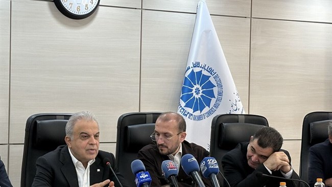 رئیس کمیسیون کشاورزی اتاق ایران از اعلام آمادگی این کمیسیون برای تعیین منابع و مصارف ارزی بخش کشاورزی خبر داد و گفت: راه‌حل‌های مشترک اتاق ایران با بانک مرکزی برای تعادل در منابع ارزی باید مورد توجه قرار گیرد.