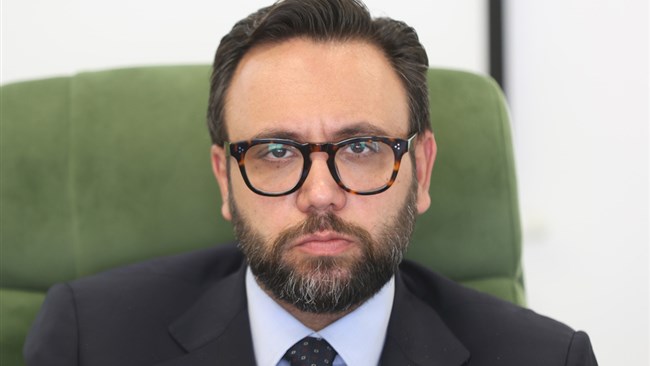 رئیس کمیسیون فرش، هنر و صنایع‌دستی اتاق ایران، گفت: استفاده از ظرفیت‌های دیپلماسی فرهنگ و هنر برای باز نگه داشتن روزنه‌های ارتباطی ایران با دنیا در اولویت دو سال بعدی فعالیت این کمیسیون است.