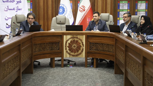 نهمین میز خدمت اتاق یزد با حضور اعضای انجمن صنفی پیمانکاران عمرانی استان و مدیران دستگاه های اجرایی مرتبط برگزار شد تا مشکلات و مسائل پیمانکاران را از نزدیک شنیده و برای حل آنها برنامه ریزی کنند.