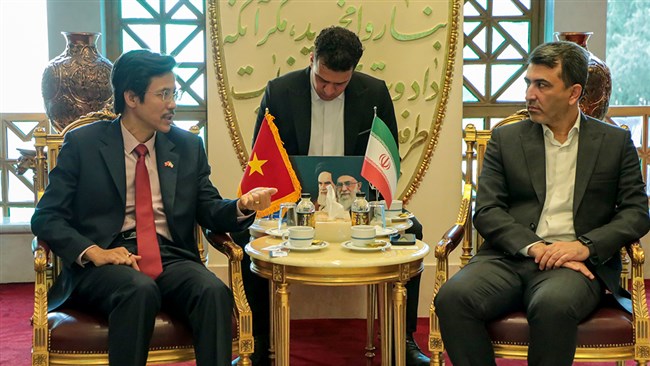 در دیدار لوئونگ ناک نوین، سفیر جمهوری ویتنام در تهران با امیر کشانی، رئیس اتاق اصفهان، دو طرف بر توسعه همکاری‌های اقتصادی، فرهنگی و تجاری میان اصفهان و ویتنام تأکید کردند.