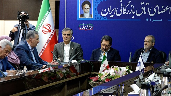 فعالان اقتصادی در نشست صمیمانه با مسعود پزشکیان، رئیس‌جمهور بر لزوم چابک‌سازی و کوچک‌سازی، تکیه بر ظرفیت‌های بخش خصوصی، توقف تولید مقررات و اصلاح قانون مبارزه با قاچاق کالا و ارز تأکید کردند.