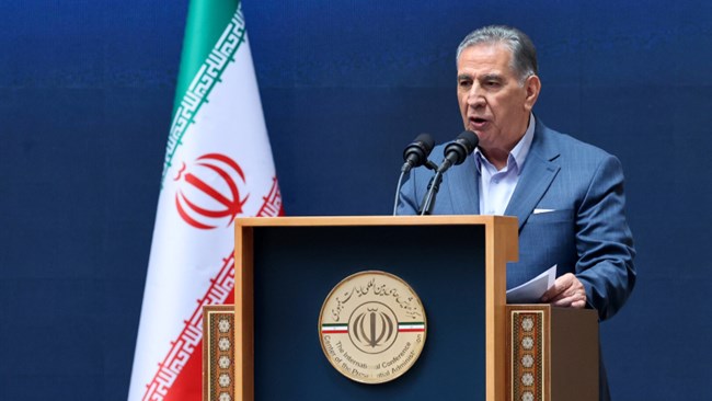 صمد حسن‌زاده رئیس اتاق ایران ضمن نگاهی به چالش‌های حوزه صادرات بر اهمیت تثبیت سیاست‌های ارزی تاکید کرد و گفت: تغییر مداوم سیاست‌های ارزی باعث سردرگمی صادرکنندگان و از دست رفتن بازارهای هدف می‌شود.