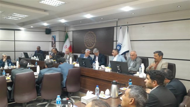 نایب‌رئیس اتاق ایران با اشاره به کمبود منابع انسانی متخصص در استان‌ها، گفت: برای افزایش تولید و اعتماد به کارشناسان، تفویض اختیارات شورای معادن به استان‌ها ضروری است.