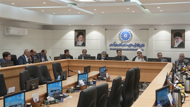 رئیس اتاق کرمان با اشاره به اختیارات شورای امنیت ملی برای حفظ مصالح کشور، گفت: ما از شورای عالی امنیت ملی درخواست توقف اجرای قانون مبارزه با قاچاق کالا و ارز در بخش مرتبط با تعهدات ارزی صادرکنندگان را داریم.