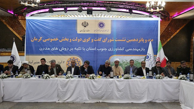 رئیس اتاق کرمان با اشاره به متحول شدن زندگی مردم آلمریای اسپانیا با مدیریت مدرن گلخانه، گفت: تلاش می‌کنیم با الگوگیری از این طرح و استفاده از مدیریت مدرن، جنوب استان را به سرزمین گلخانه ها در ایران تبدیل کنیم.