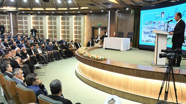 رئیس اتاق ارومیه با انتقاد از موانع داخلی پیش‌روی تولید و صادرات، گفت: انتظار بخش خصوصی از دولت، برداشتن تحریم‌های داخلی و فراهم کردن زمینه برای استفاده از ظرفیت‌های واقعی تجارت و لجستیک در استان است.