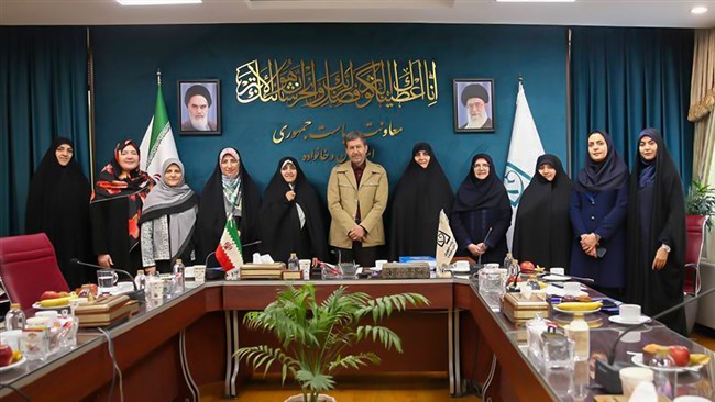 نشست هم اندیشی اعضای شورای عالی بانوان اتاق اصفهان، دفتر امور بانوان و خانواده استانداری اصفهان وکمیسیون بانوان و خانواده شورای شهر با زهرا بهروزآذر معاون راهبردی معاونت امور زنان و خانواده ریاست جمهوری برگزار شد.