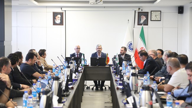 نایب‌رئیس کمیسیون تسهیل واردات اتاق ایران گفت: 280 شرکت آرایشی و بهداشتی، بالغ بر هشت هزار نیروی خود را در این صنعت از دست داده و این صنعت در عمل به قاچاقچیان تقدیم شد.