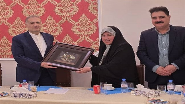 در جریان سفر هیات تجاری اتاق اهواز به مسکو، سفیر ایران در روسیه بر ضرورت انسجام فعالان اقتصادی خوزستان و تقویت حضور آنها در بازار روسیه تاکید کرد.