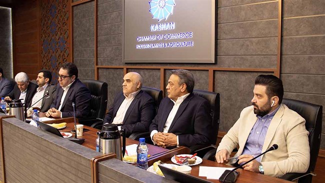 در نشست میز ملی توسعه صادرات گلاب و فرش کاشان، بر ضرورت بازنگری استانداردها، توسعه زیرساخت‌های صادراتی، بسته‌های حمایتی و گشودن بازارهای جدید جهانی تأکید شد.