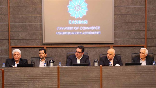 فعالان اقتصادی و کارشناسان بخش خصوصی در نشست میز ملی توسعه صادرات فرش ماشینی در اتاق کاشان، ضمن تشریح دیدگاه‌ها و تجربیات خود پرداختند و پیشنهادهای اجرایی برای بهبود وضعیت صادرات ارائه شد.