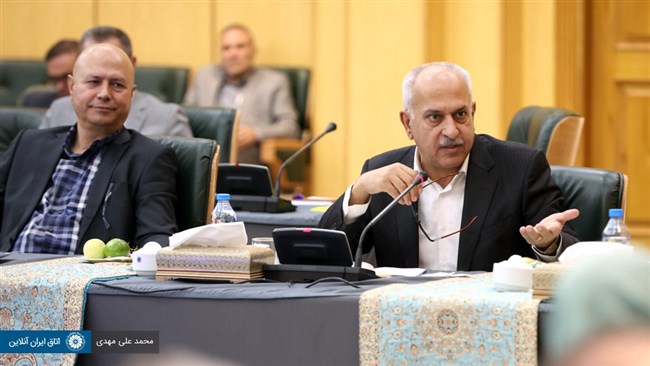 عضو هیئت رییسه اتاق ایران، پیشنهادهایی مبنی بر افزایش نرخ ارز ترجیحی با شیب ملایم، ایجاد فاصله معقول بین نرخ ارز در تالار اول و دوم و طراحی پلتفرم واردات بدون انتقال ارز را به رییس کل بانک مرکزی ارائه کرد.
