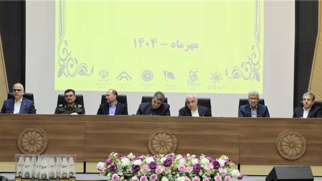 آیین گرامیداشت روز ملی صنعت و معدن و مراسم تجلیل از واحدهای نمونه صنعتی و معدنی استان سمنان، صبح امروز با حضور جمعی از مقامات ملی و استانی در سالن اجتماعات اتاق بازرگانی، صنایع، معادن و کشاورزی سمنان برگزار شد.