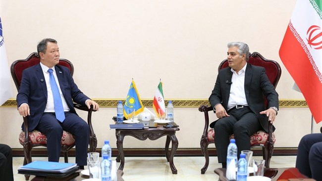 محمد خاکی رئیس اتاق خرم‌آباد با اونتالاپ اونالبایف، سفیر جمهوری قزاقستان در ایران دیدار و با توجه به ظرفیت‌های موجود بر لزوم افزایش سطح مبادلات تجاری دو کشور از ۳۴۰ میلیون به سه میلیارد دلار تاکید کرد.