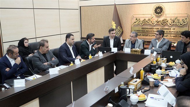 رئیس اتاق خرمشهر با تاکید بر لزوم رفع مشکلات مرزی و گمرکی خرمشهر، ممانعت از جایگزینی شرکت‌های دولتی به جای بخش خصوصی و اجرای تفاهم نامه 23 بندی سازمان توسعه تجارت و مناطق آزاد را خواستار شد.