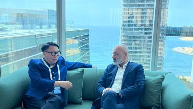 قدیر قیافه نایب رئیس اتاق بازرگانی، صنایع، معادن و کشاورزی ایران در حاشیه کنفرانس بین‌المللی CACCI با رئیس سازمان حلال چین دیدار و گفت‌وگو کرد.