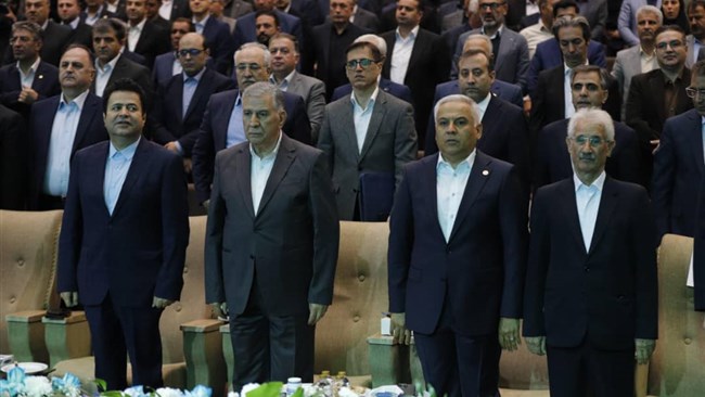 همایش "چالش‌ها و الزامات صادرات غیرنفتی در شرایط عدم قطعیت" با حضور غلامرضا نوری وزیر جهادکشاورزی، صمد حسن‌زاده رئیس اتاق ایران، حسین پیرموذن نایب رئیس اتاق ایران و بهرام سرمست استاندار آذربایجان شرقی آغاز شد.