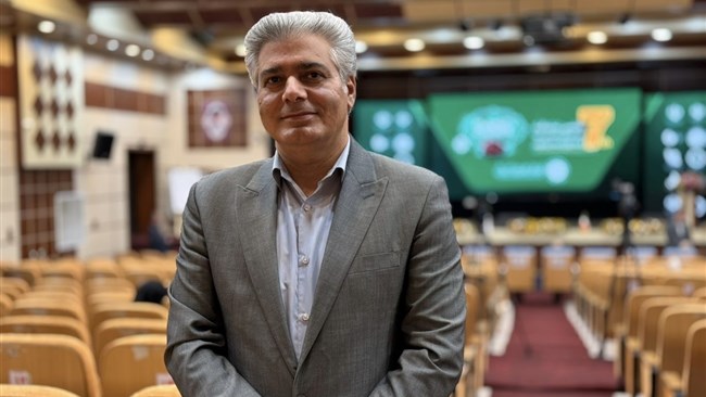 محمد خاکی رئیس اتاق خرم‌آباد تصریح کرد: در حوزه خرما باید از فناوری‌های نو مانند تکنولوژی‌های بسته‌بندی مدرن، تنوع‌بخشی به محصولات و همچنین آبیاری هوشمند برای کنترل مصرف آب استفاده کنیم.