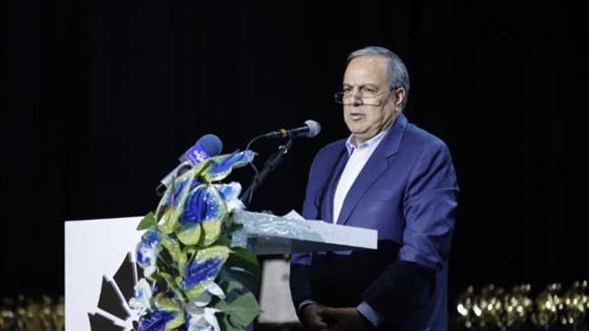 شریف‌زاده، به چالش‌ها و الزامات صادرات غیرنفتی در شرایط فعلی کشور اشاره کرد و گفت: قرار بود چشم‌انداز جمهوری اسلامی ایران در افق ۱۴۰۴ محقق شود، اما اکنون باید دید که جایگاه کنونی ما کجاست.