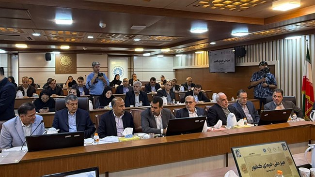 رئیس اتاق کرمان با انتقاد از صدور بخش ‌نامه‌ های خلق ‌الساعه مبنی بر ممنوعیت صادرات خرما در آستانه ماه رمضان، اظهار کرد: تکرار سالانه این موضوع آسیب بسیاری را به صادرکنندگان خرما وارد می کند.