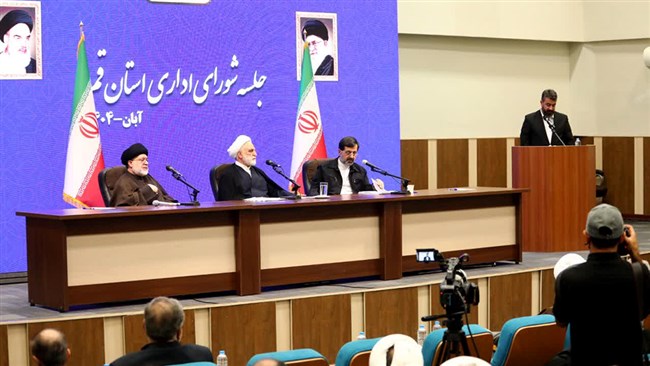 رئیس اتاق قم با اشاره به سهم پایین بخش خصوصی از اقتصاد و استفاده نشدن از ظرفیت های این بخش برای تحقق توسعه، گفت: تمرکز تصمیم‌گیری در تهران، عامل اصلی کندی تصمیم گیری و بروز فساد است.