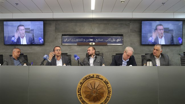 در نشست کمیسیون کشاورزی اتاق ایران ضمن بررسی تبعات شیوع تب برفکی و راه‌های مواجهه با خسارات ناشی از آن، تأکید شد: نظام واکسیناسیون دامی کشور و پروتکل‌های قرنطینه‌ای نیاز به چابک سازی و بروز رسانی دارد.