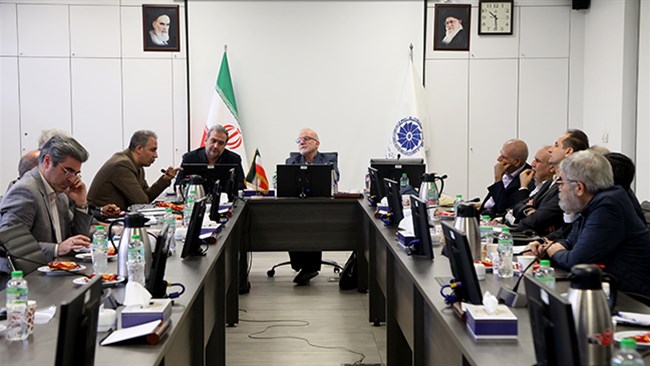 وحید شقاقی شهری، اقتصاددان با تشریح دو سیاه‌چاله اقتصاد و عدالت اجتماعی در ایران هشدار داد هر مسئله‌ای که وارد این ساختارها شود به شکل بحران و ابرچالش خارج می‌شود و با تداوم این روند، ایران در تله فقر گرفتار خواهد شد.