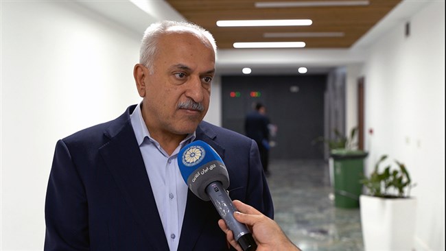 عضو هیات‌رئیسه اتاق ایران، معتقد است دخالت بانک مرکزی در نرخ‌گذاری و انباشت مقررات دست‌وپاگیر در سامانه‌های مختلف، انگیزه صادرکنندگان را کاهش داده و روند تخصیص ارز را به چرخه‌های چندماهه کشانده است.