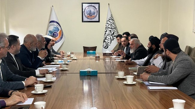 قدیر قیافه نایب‌رئیس اتاق ایران در نشست با وزیر معدن افغانستان از امکان راه‌اندازی مرکزی در نقطه مرزی بین دو کشور برای فرآوری مواد معدنی افغانستان توسط شرکت‌های ایرانی، صحبت کرد.