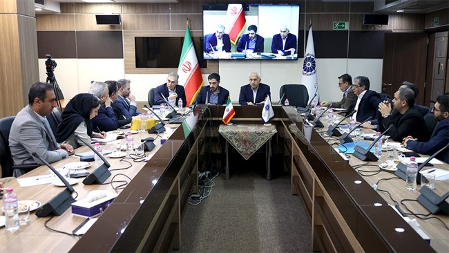 کیوان کاشفی، در جلسه کمیته ارزی اتاق ایران، با بیان اینکه فعالان اقتصادی درباره سیاست‌های ارزی بانک مرکزی سردرگم هستند، گفت: ما منتظر شفافیت بیشتر از سوی بانک مرکزی هستیم.