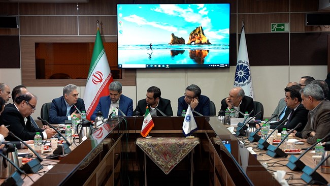 در جریان برگزاری نشست مشترک کمیسیون‌های گمرک، واردات، صادرات و حقوقی اتاق ایران از رویکرد ضد تجارت قانون مبارزه با قاچاق انتقاد شده و بر بازنگری آن با رویکرد مثبت تاکید شد.