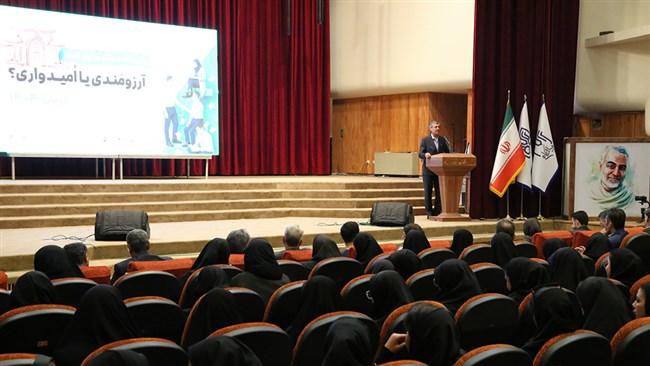 رئیس اتاق کرمان پیشنهاد داد با طراحی شتابدهنده کارآفرینی ویژه دانشجویان با همکاری اتاق کرمان و دانشگاه شهید باهنر، دانشجویان دارای استعداد کارآفرینی از ابتدای ورود به دانشگاه شناسایی شده و در این مسیر قرار بگیرند.