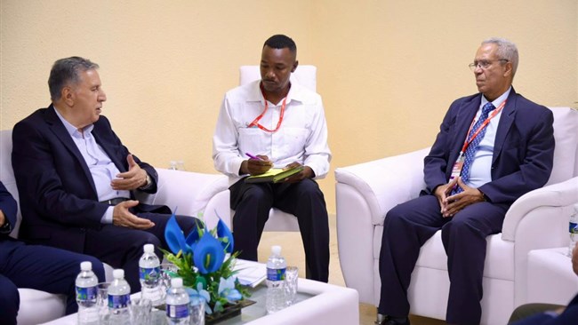 رئیس اتاق بازرگانی ایران با بیان اینکه ایران دارای ظرفیت احیای صنعت تولید شکر و احداث کارخانه‌های سیمان در کوبا است، از رییس اتاق کوبا خواست تا فهرستی از کارخانجات راکد و همچنین نیازهای اولویت‌دار کوبا ارائه نماید.